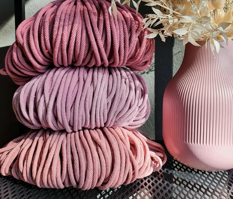 Matière coton oeko-tex® savoir faire artisanal Toulouse Détail des fils de coton oeko-tex® mailles d’un panier au crochet en coton OEKO-TEX® dans l'orde du haut vers le bas pivoine parme blush