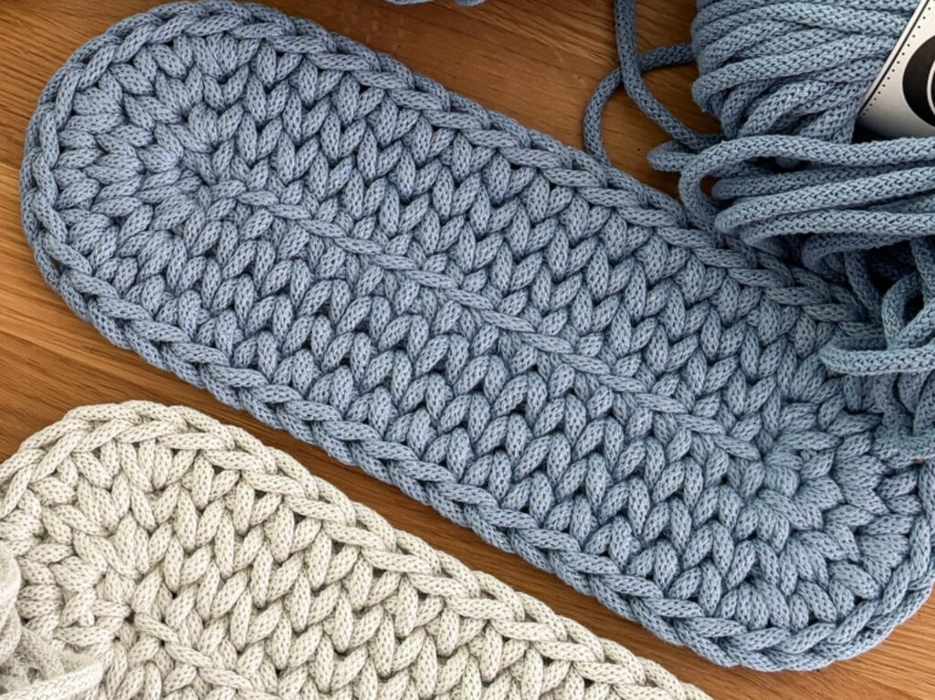 savoir faire artisanale avec en gros plan mailles du panier au crochet en gros plan vert allé